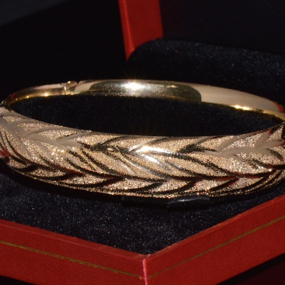 GORGEOUS 14K SOLID GOLD ENGRAVED LEAVES STACKING BANGLE BRACELET - Picture 12 of 14